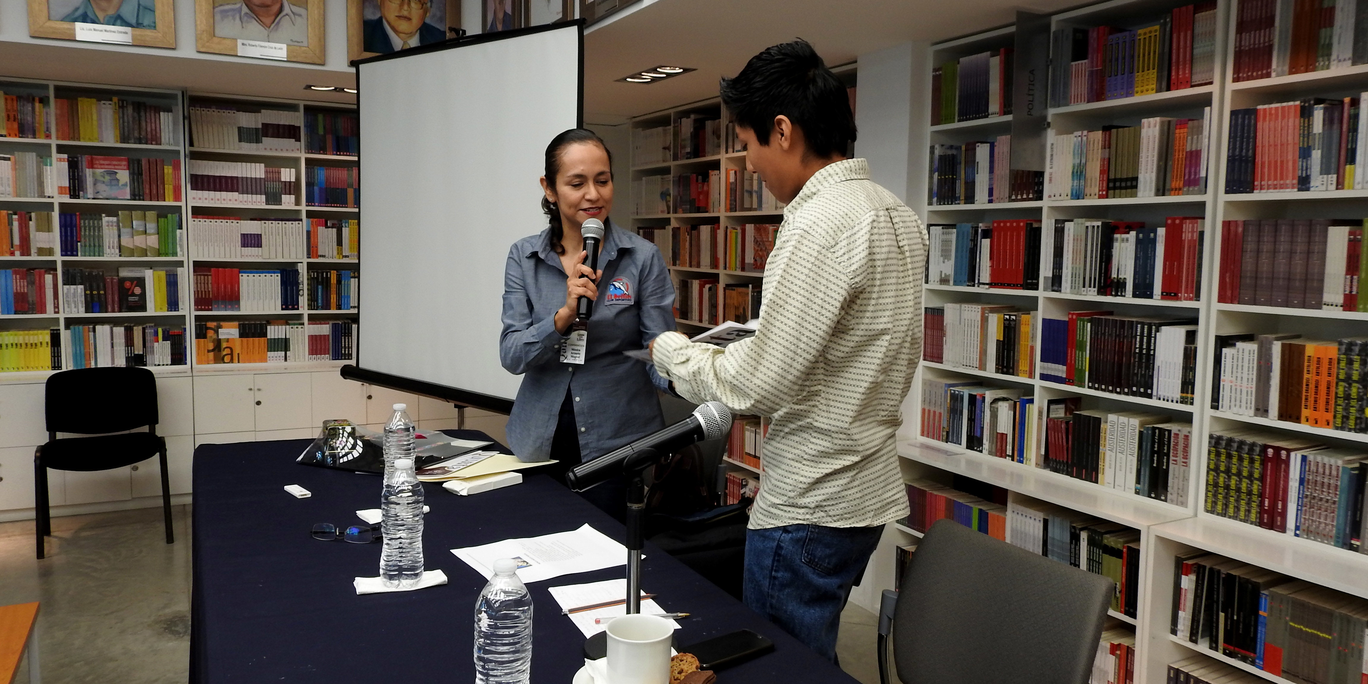 monica-anzueto-en-la-v-feria-internacional-del-libro-foto-3