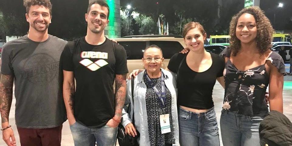 (Derecha a izquierda) Anthony Ervin (EU), Bruno Fratus (Brasil), maestra Amanda Moguel, Katie Meili (EU) y Lia Neal (EU).