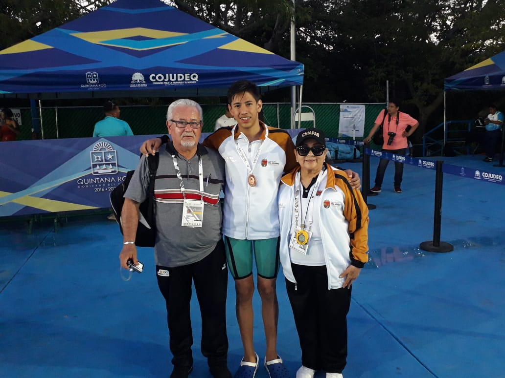 Diego Montoya Arias con la entrenadora Amanda Moguel