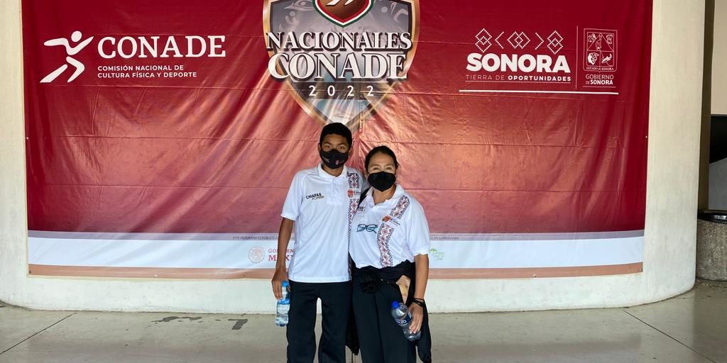 Miguel Cáceres y la profesora Lily Anzueto