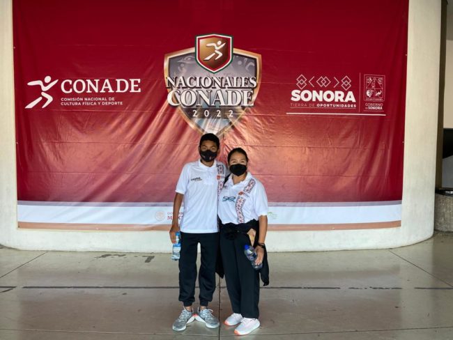 Miguel Cáceres y la profesora Lily Anzueto