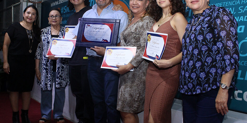 Entrega de Reconocimientos Foto 1